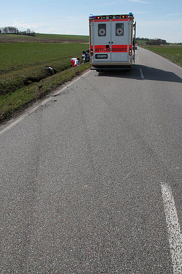 Schwerer Unfall bei Ziegelsham: Das Fahrzeug fuhr von Heldenstein in Richtung Schwindegg. Auf Höhe des Weilers Ziegelsham kam der Lenker nach Rechts von der Fahrbahn ab, steuerte dagegen und fuhr dann schließlich nach Links in den Bach wo sich das Fahrzeug überschlug und auf den Rädern wieder zum stehen kam. Drei Menschen wurden verletzt.