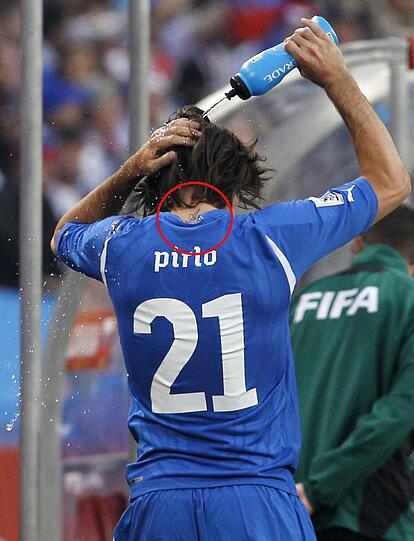 Andrea Pirlo: Was Andrea Pirlo, dieses Muster an Bodenständigkeit, ist tätowiert? Ja, aber tatsächlich muss man schon sehr genau hinsehen &ndash; und das Trikot beim Mittelfeld-Dirigenten der Squdra muss zudem verrutscht sein, wenn man dieses dünne A sehen will, das sich Pirlo auf den Nacken hat stechen lassen. Als die Italiener 2006 in Berlin Weltmeister wurden, ließen sich fast alle Azzurri den Schriftzug &bdquo;Berlino 2006&ldquo; stechen, auch Pirlo ging zum Tätowierer &ndash; das A steht allerdings für seine Tochter Angela, die kurz vor dem Turnier geboren wurde.