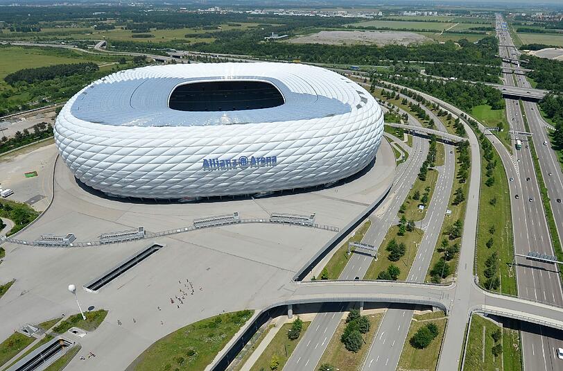 Zwischenfall an der Allianz Arena: Ein Mann mit einem Mercedes GLK hatte eine Parkschranke durchbrochen und war dann zweimal um das Stadion gefahren. Sicherheitskräfte konnten den Mann zunächst nicht stoppen. Was dahinter steckte..