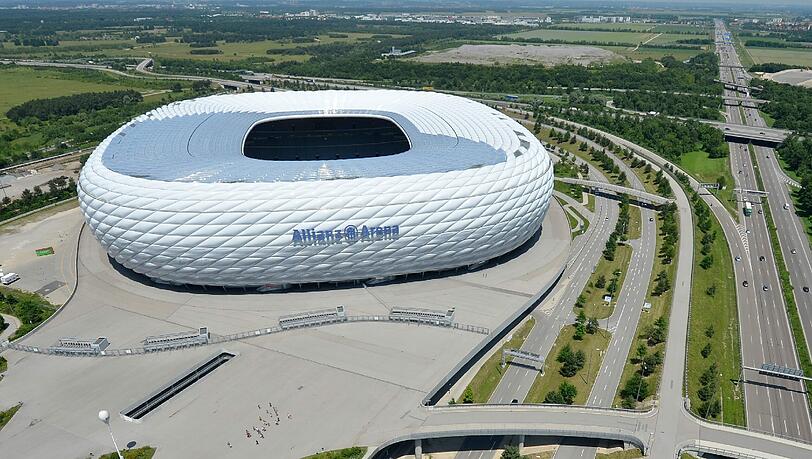 Zwischenfall an der Allianz Arena: Ein Mann mit einem Mercedes GLK hatte eine Parkschranke durchbrochen und war dann zweimal um das Stadion gefahren. Sicherheitskräfte konnten den Mann zunächst nicht stoppen. Was dahinter steckte..
