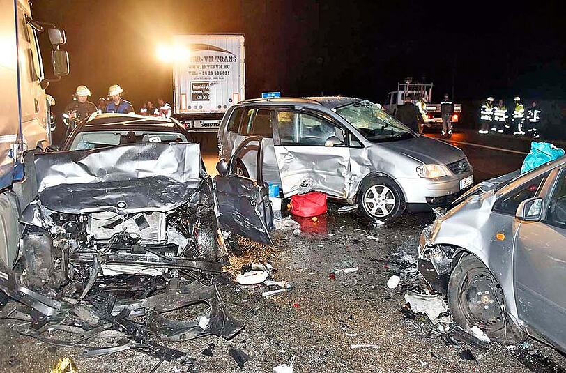 Bilder vom schweren Verkehrsunfall auf der A99 bei Neuherberg. Ein 40-Tonner raste in ein Stauende - mehrere Personen wurden schwer verletzt.