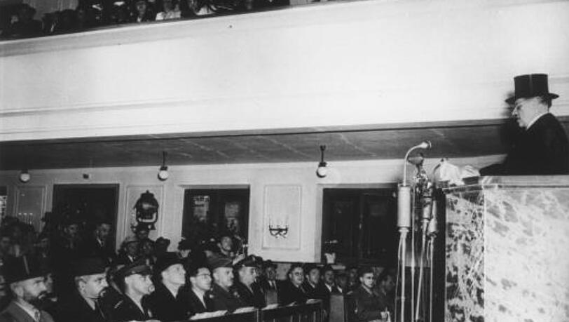 Neu-Einweihung der Synagoge in der Reichenbachstraße am 20. Mai 1947. Es spricht der Gemeindepräsident Dr. Julius Spanier. Neu-Einweihung der Synagoge in der Reichenbachstraße am 20. Mai 1947. Es spricht der Gemeindepräsident Dr. Julius Spanier.