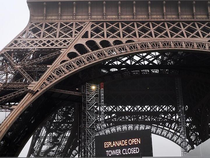 "Tower closed": Der Eiffelturm ist wegen der Proteste gegen die geplante Rentenreform geschlossen.