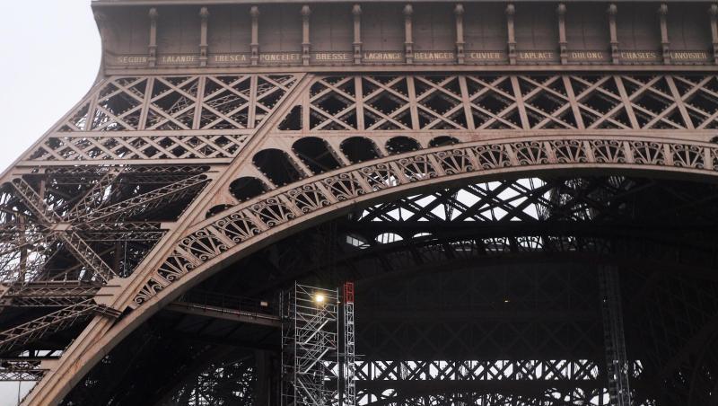 "Tower closed": Der Eiffelturm ist wegen der Proteste gegen die geplante Rentenreform geschlossen. "Tower closed": Der Eiffelturm ist wegen der Proteste gegen die geplante Rentenreform geschlossen.