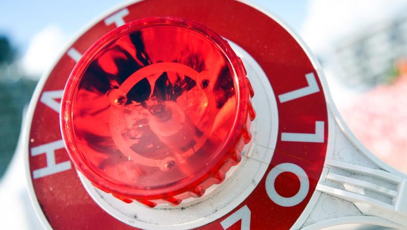 Ein Mann hält eine Winkerkelle mit der Aufschrift "Halt Zoll". Foto: picture alliance / Christophe Gateau/dpa/Archiv/Illustration Ein Mann hält eine Winkerkelle mit der Aufschrift "Halt Zoll". Foto: picture alliance / Christophe Gateau/dpa/Archiv/Illustration