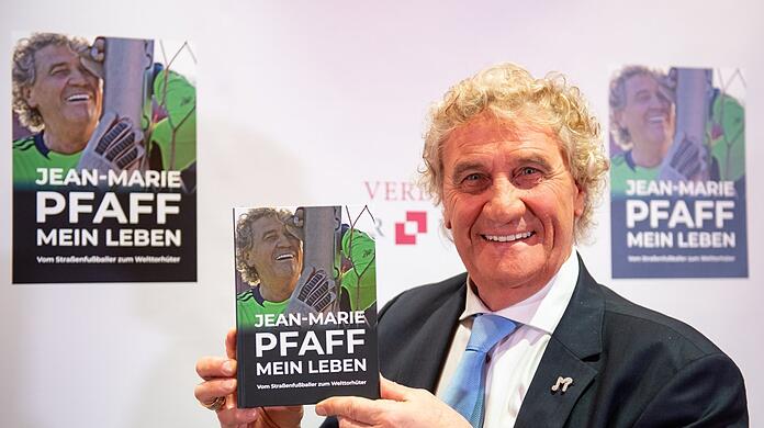 "Mein Leben - vom Straßenfußballer zum Welttorhüter": Jean-Marie Pfaff bei der Buchvorstellung in München.