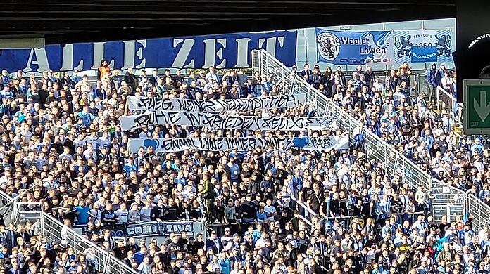 "Flieg, kleiner Wellensittich" - mit Spruchbändern erinnern Löwen-Fans an Felix T. Er starb am 8. Oktober beim München Marathon.