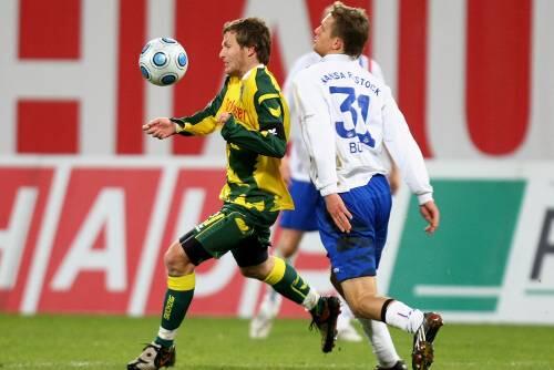 Benny Lauth setzt sich gegen den Rostocker Kai Bülow durch.