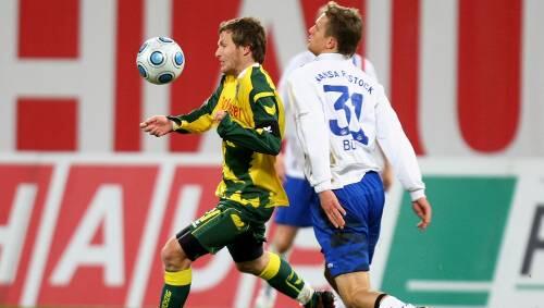 Benny Lauth setzt sich gegen den Rostocker Kai Bülow durch.