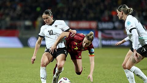 Gegen Österreich gelingt DFB-Kapitänin Giulia Gwinn (M.) und ihren Kolleginnen vor der Pause wenig.