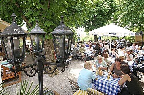 Hier geht&rsquo;s gemütlich zu &ndash; im Wirtsgarten des Klostergasthofs Andechs.