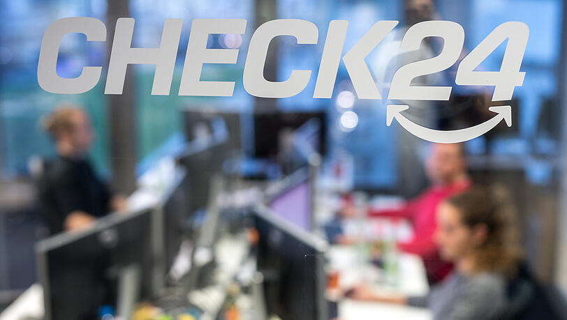 Mitarbeiter sitzen in der Zentrale des Vergleichsportals Check24 in M&uuml;nchen an ihren Schreibtischen hinter einer Glasscheibe. Ein Kundenberater verdient im Schnitt 36.700 Euro im Jahr.