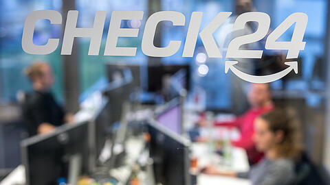 Mitarbeiter sitzen in der Zentrale des Vergleichsportals Check24 in M&uuml;nchen an ihren Schreibtischen hinter einer Glasscheibe. Ein Kundenberater verdient im Schnitt 36.700 Euro im Jahr.
