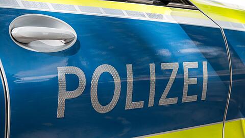 Polizei und Feuerwehr waren wegen eines verd&auml;chtigen Gegenstands in einer Spedition in Neu-Ulm im Einsatz. (Symbolbild)