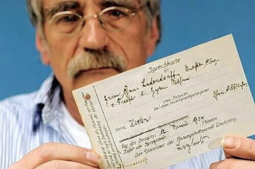 Werner Behringer hält eine der umstrittenen Hitler-Akten in der Hand.