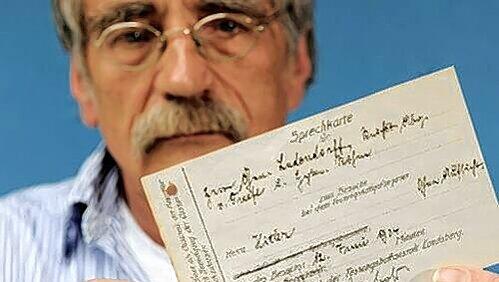 Werner Behringer hält eine der umstrittenen Hitler-Akten in der Hand. Werner Behringer hält eine der umstrittenen Hitler-Akten in der Hand.
