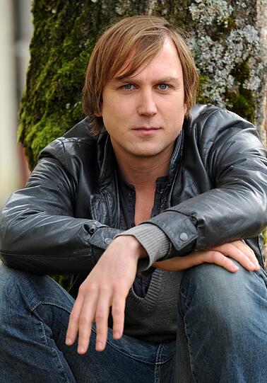 Schauspieler Lars Eidinger (35) weint gerne mal &ndash;  jedenfalls auf der Leinwand. &bdquo;Im Kino fehlt mir die Figur des emotionalen Mannes, der weinen kann und Schwächen offenbart&ldquo;, sagte Eidinger, der derzeit in &bdquo;Fenster zum Sommer&ldquo; im Kino zu sehen ist,
dem Magazin &bdquo;Focus&ldquo;. Coole, harte Jungs wie seine Kollegen Moritz Bleibtreu oder Heino Ferch gebe es im deutschen Kino schon genug. Der gefühlvolle Mann sei hingegen unterrepräsentiert, meint Eidinger. Die
Tränen, die er am Filmset vergießt, seien echt. Sein Schauspiel-Handwerk habe er schließlich so gut gelernt, dass er Gefühle nicht nur simuliere, sondern sich so in die Rolle hineinarbeite, dass Tränen natürlich kullerten.