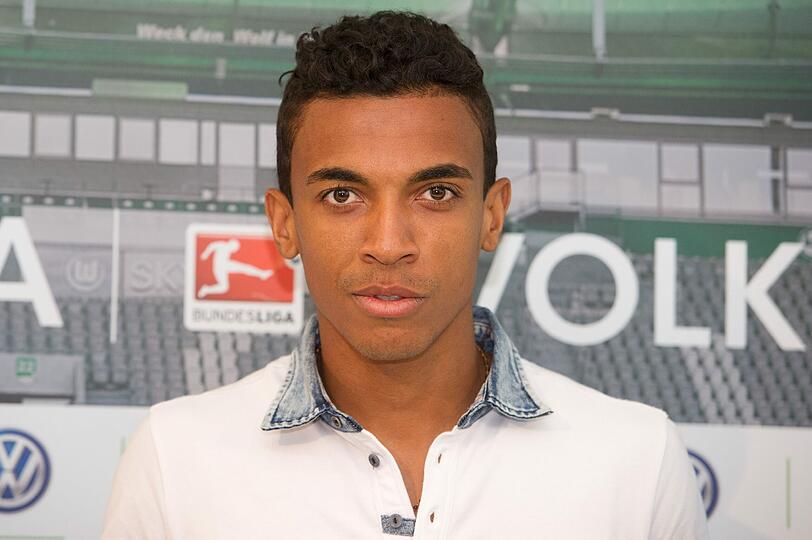 Er kriegt die 22: Luiz Gustavo ist schon in Wolfsburg vorgestellt worden. Die Bilder