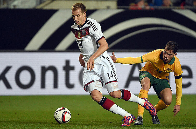 Holger Badstuber im Zweikampf mit Australiens James Troisi. Badstuber feierte nach 888 Tagen sein Comeback in der DFB-Elf.
