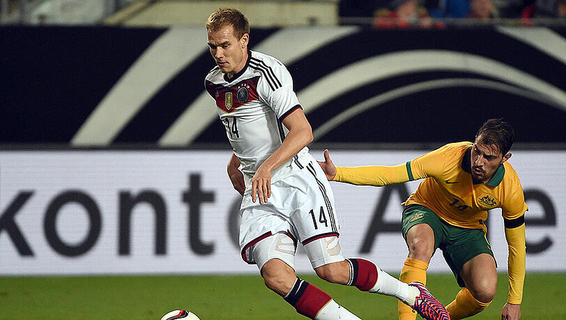 Holger Badstuber im Zweikampf mit Australiens James Troisi. Badstuber feierte nach 888 Tagen sein Comeback in der DFB-Elf. Holger Badstuber im Zweikampf mit Australiens James Troisi. Badstuber feierte nach 888 Tagen sein Comeback in der DFB-Elf.