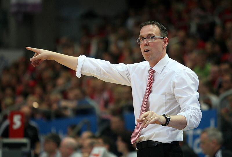 Der 45-jährige US-Amerikaner holte als Bamberg-Trainer viermal in Folge (2010-2013) die Meisterschaft. Aktuell ist er Headcoach der deutschen Nationalmannschaft.