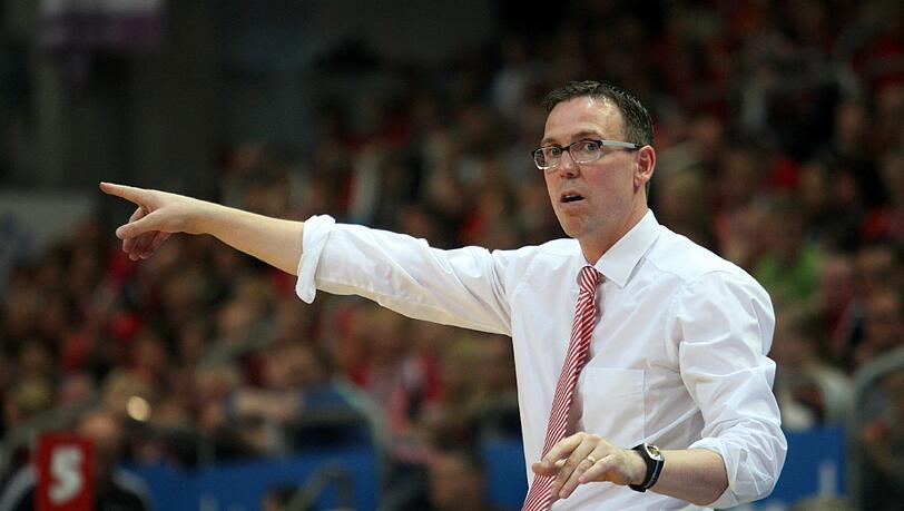 Der 45-jährige US-Amerikaner holte als Bamberg-Trainer viermal in Folge (2010-2013) die Meisterschaft. Aktuell ist er Headcoach der deutschen Nationalmannschaft. Der 45-jährige US-Amerikaner holte als Bamberg-Trainer viermal in Folge (2010-2013) die Meisterschaft. Aktuell ist er Headcoach der deutschen Nationalmannschaft.