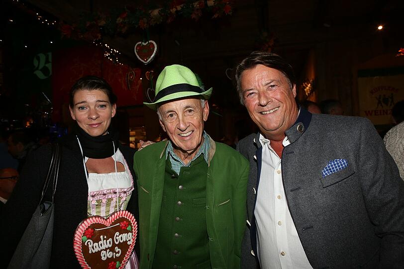 Bodo E. Müller mit Ehefrau Tanja und Georg Dingler im Weinzelt