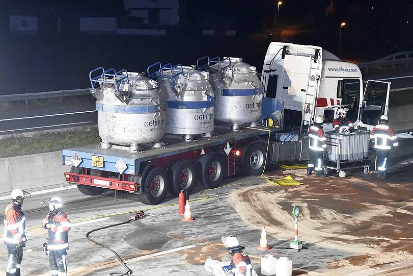 Der Gefahrguttransporter schob erste den Pannen-BMW auf die Böschung und prallte dann gegen die Mittelleitplanke.