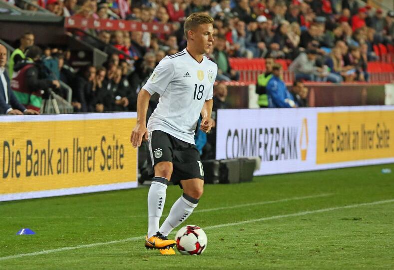 JOSHUA KIMMICH: NOTE 3.
Die Konstante im DFB-Team. Von 21 Länderspielen hat er 19 am Stück absolviert. Souverän und solide wie immer. Sauer über die Nickligkeiten von Jakub Jankto.