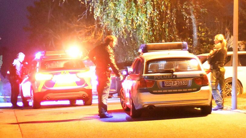 In der beschaulichen Gemeinde Altfraunhofen hat sich wohl eine Familientragödie ereignet. Die Bilder zeigen die Polizei am Tatort.