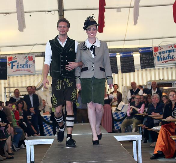 Trachtenmodenschau auf dem 27. Haderner Dorffest. Die Bilder.