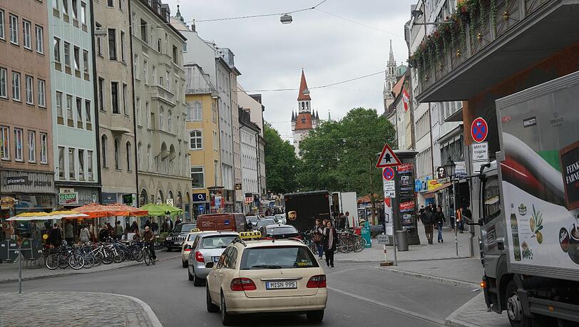 Auch in Richtung Tal dominieren Autos das Straßenbild seit Jahren - so sah es dort 2014 aus. Politiker fordern mehr Platz für Fußgänger. Auch in Richtung Tal dominieren Autos das Straßenbild seit Jahren - so sah es dort 2014 aus. Politiker fordern mehr Platz für Fußgänger.