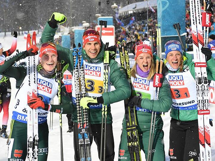 Benedikt Doll, Arnd Peiffer, Denise Herrmann und Vanessa Hinz (l-r) feiern Silber in Östersund.
