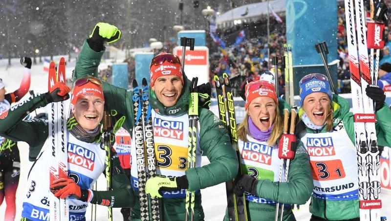 Benedikt Doll, Arnd Peiffer, Denise Herrmann und Vanessa Hinz (l-r) feiern Silber in Östersund. Benedikt Doll, Arnd Peiffer, Denise Herrmann und Vanessa Hinz (l-r) feiern Silber in Östersund.