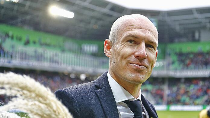 Mit Krawatte statt Fußballschuhen: Arjen Robben hat seine große Karriere beendet.