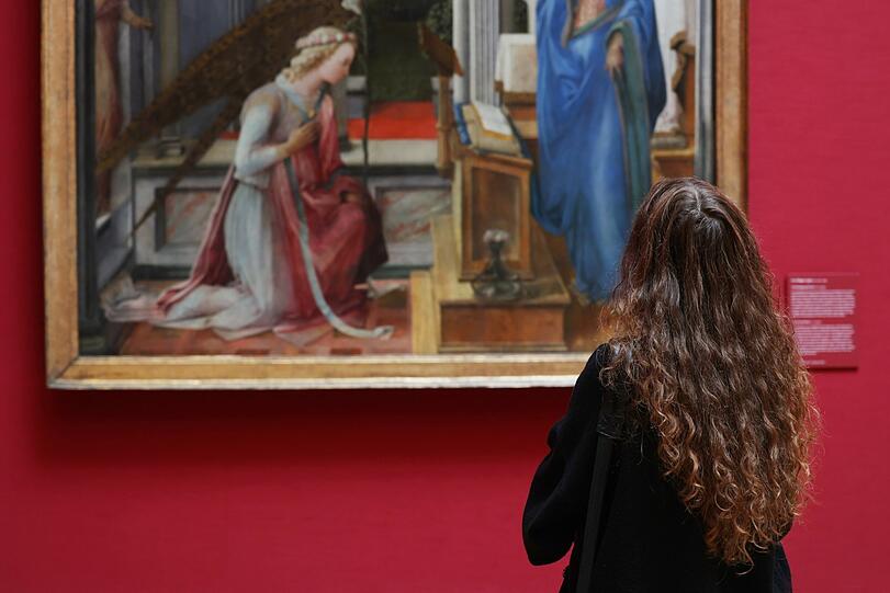 Völlig versunken vor einem alten Meisterwerk: In der Alten Pinakothek lohnt es sich, sich einfach mal ganz viel Zeit zu lassen.
