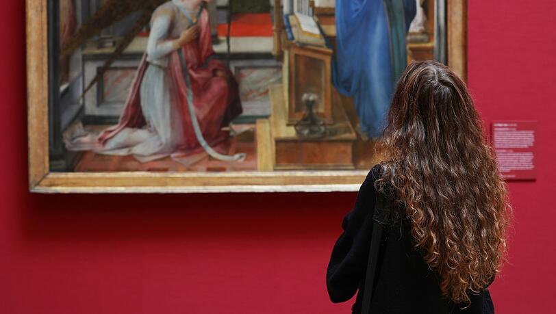 Völlig versunken vor einem alten Meisterwerk: In der Alten Pinakothek lohnt es sich, sich einfach mal ganz viel Zeit zu lassen. Völlig versunken vor einem alten Meisterwerk: In der Alten Pinakothek lohnt es sich, sich einfach mal ganz viel Zeit zu lassen.