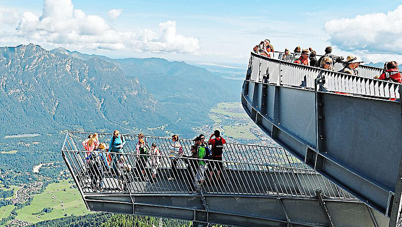 Ã Nervenkitzel erwartet die Besucher über dem Abgrund am AlpspiX. Ã Nervenkitzel erwartet die Besucher über dem Abgrund am AlpspiX.