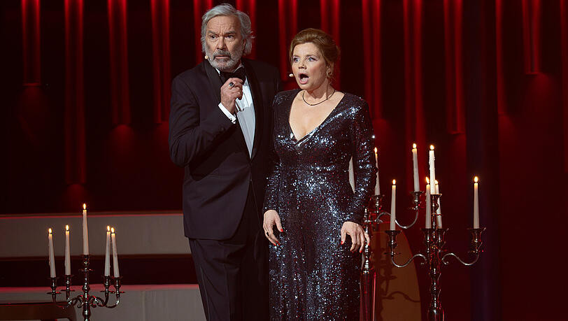 Annette Frier und Stefan Gwildis interpretierten den Sinatra-Klassiker „Somethin’ Stupid“ um in „Sowas Blödes“. Annette Frier und Stefan Gwildis interpretierten den Sinatra-Klassiker „Somethin’ Stupid“ um in „Sowas Blödes“.