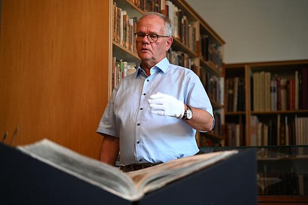 Bibliotheksleiter Helmut Hilz stellt das millionste Buch vor. Bibliotheksleiter Helmut Hilz stellt das millionste Buch vor.