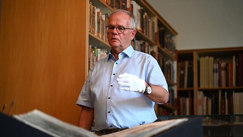 Bibliotheksleiter Helmut Hilz stellt das millionste Buch vor.