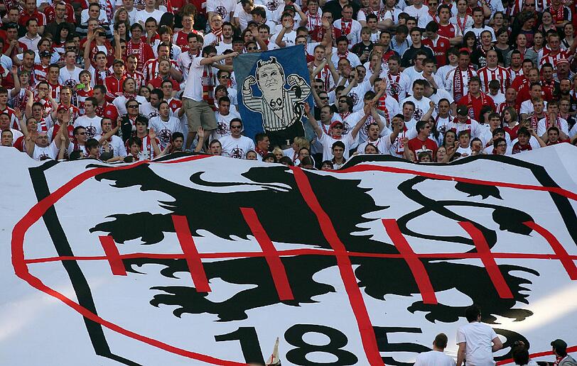 Bayern-Fans rasten beim Gladbach-Spiel aus: &bdquo;Wer den Blauen Millionen zuschiebt, hat unser Vertrauen nicht verdient. Hoeneß, du Lügner&ldquo;, war auf Plakaten zu lesen.
