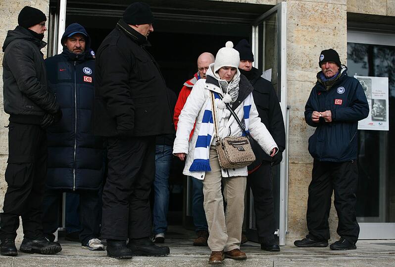 Hertha-Fans belagern am Sonntagmorgen den Olympiapark.