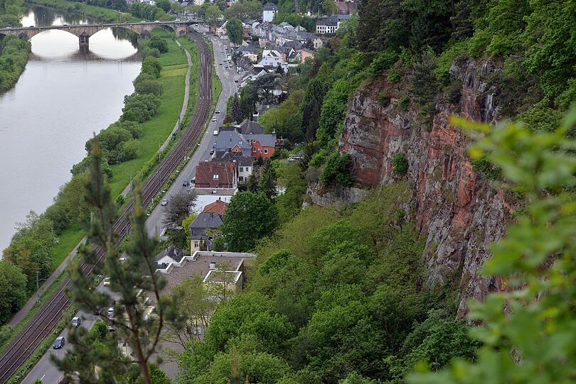 An einem Steilhang in der Nähe der Fachhochschule in Trier wurde vermutlich die sterblichen Überreste der vor fast acht Jahren verschwundenen Studentin Tanja Gräff entdeckt.