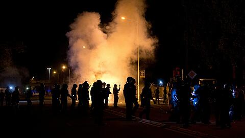 Polizei sichert den ehemaligen Praktiker Baumarkt in Heidenau vor Übergriffen von Gegner der Asylunterkunft. Foto: Arno Burgi
