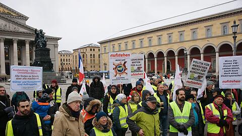Etwa 250 Demonstranten nahmen nach Veranstalterangaben an der Gelbwesten-Kundgebung vor dem Bayerischen Nationaltheater teil.