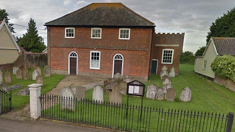 Das Haus in dem englischen Dörfchen North Lopham. Eigentlich sehr hübsch &ndash; wären da nicht die Leichen im Vorgarten.