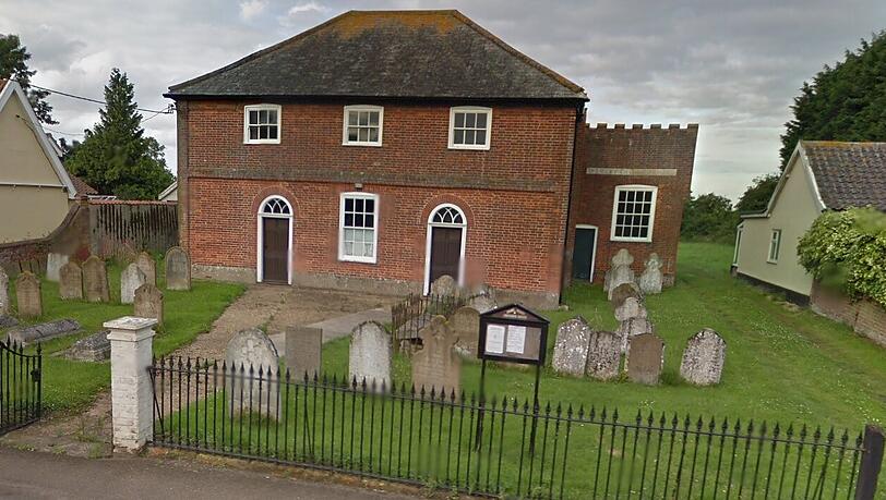 Das Haus in dem englischen Dörfchen North Lopham. Eigentlich sehr hübsch – wären da nicht die Leichen im Vorgarten. Das Haus in dem englischen Dörfchen North Lopham. Eigentlich sehr hübsch – wären da nicht die Leichen im Vorgarten.
