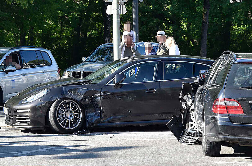 Auf dem Herkomerplatz in Bogenhausen krachte ein Mercedes in einen Porsche: Die Bilder von der Unfallstelle.