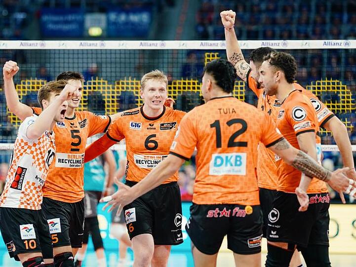 Berlins Sergey Grankin (M) freut sich mit Mannschaftskollegen über einen Punktgewinn. Berlin gewann mit 3:0.
